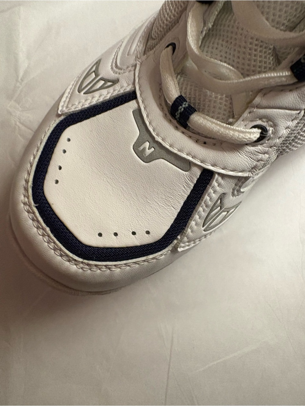 New Balance Ladies White and Navy Athletic Sneakers 10 SL-2 Fit - Picture 5 of 9